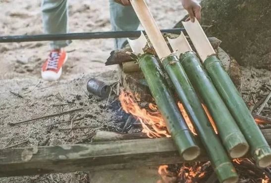 戶外烹製竹筒飯